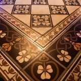 ...e decorata con eleganti motivi geometrici e floreali